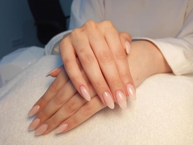 Njegovani nokti u nježnoj nijansi, rad salona Beauty House Queen